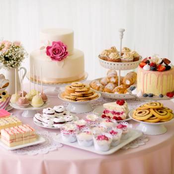 Decorating a cupcake stand for your Wedding day